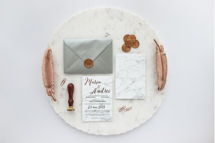 invitatie cu marmura si scris rose gold cu plic argintiu cu sigiliu de ceara