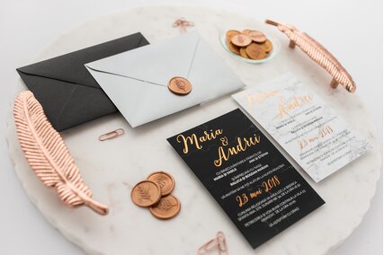 invitatii cu marmura alba si neagra elegante cu scris auriu si textura fina