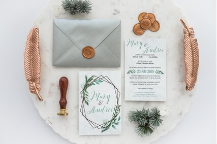 invitatie moderna cu verdeata si elemente geometrice cu print auriu si plic argintiu cu sigiliu auriu