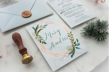 invitatie moderna cu frunze verzi pe carton mat catifelat si linii aurii