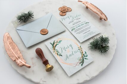 invitatie cu verdeata si elemente geometrice cu rose gold stralucitor