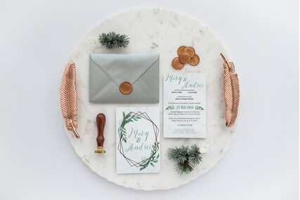 invitatie moderna cu frunze verzi pe carton mat catifelat si linii aurii