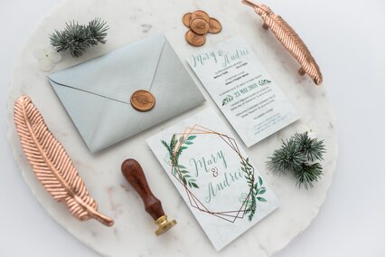 invitatie moderna cu frunze verzi pe carton mat catifelat si linii aurii