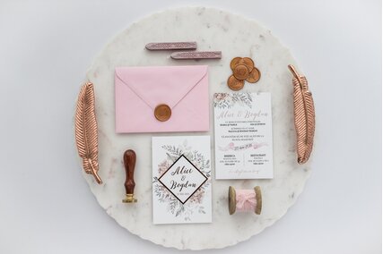 invitatie moderna cu scris auriu si plic roz cu sigiliu