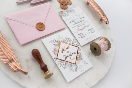 invitatie moderna cu scris auriu si plic roz cu sigiliu