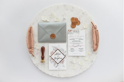 invitatie roz prafuit cu auriu si hartie catifelata si plic cu sigiliu