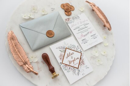 invitatie roz prafuit cu auriu si hartie catifelata si plic cu sigiliu