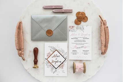 invitatie roz prafuit cu auriu si hartie catifelata si plic cu sigiliu