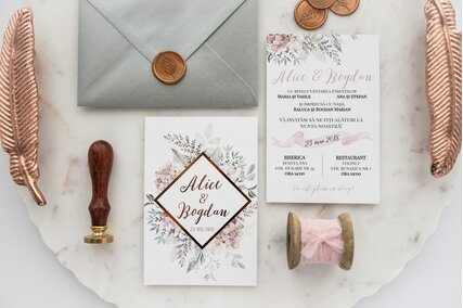 invitatie moderna cu sigiliu si scris rose gold cu model geometric si verdeata