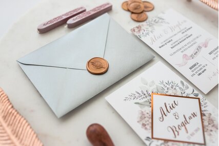 plic argintiu cu sigiliu rose gold pentru invitatii de nunta elegante