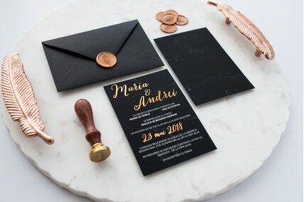 invitatie eleganta cu marmura neagra si scris auriu si sigiliu