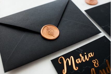 plic pentru invitatie cu sigiliu si scris rose gold