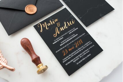 invitatie eleganta si deosebita cu negru si auriu textura catifelata mata