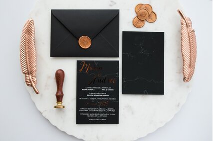 invitatie eleganta si deosebita cu negru si auriu textura catifelata mata