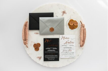invitatie personalizata cu text rose gold si plic elegant negru sau argintiu cu sigiliu