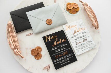 invitatie personalizata cu text rose gold si plic elegant negru sau argintiu cu sigiliu