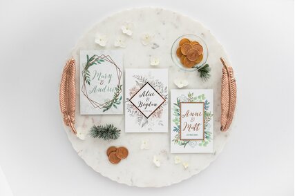 invitatii moderne cu scris rose gold si carton catifelat deosebit