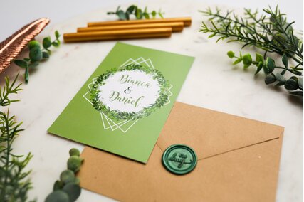 invitatie verde geometrica cu verdeata