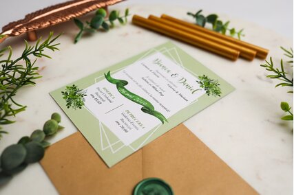 invitatie cu verde si elemente geometrice