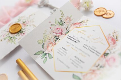 invitatie eleganta cu trandafiri