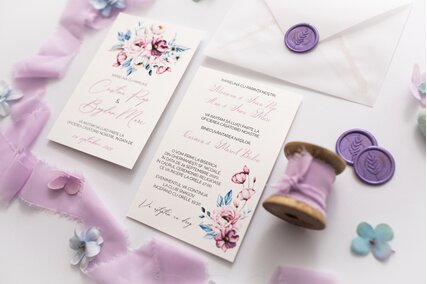 invitatie cu flori mov si roz