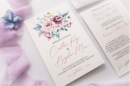 invitatie cu buchet de flori elegante