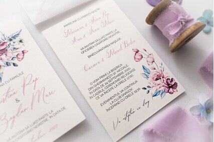 invitatie moderna cu nuante de lila