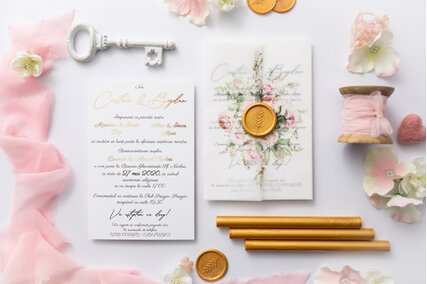 invitatie cu scris auriu si sigiliu