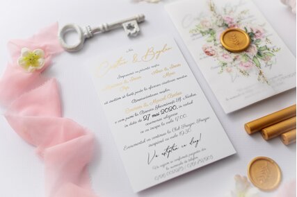 invitatie scris auriu