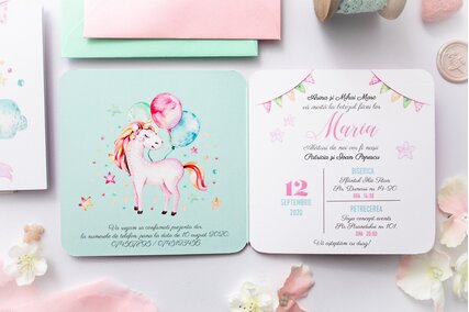 invitatie-cu-unicorn-mint-si-baloane