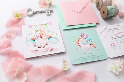 invitatie-de-botez-cu-baloane-si-unicorn