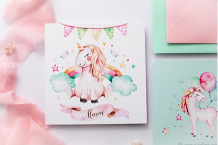 invitatie-cu-unicorn-si-curcubeu