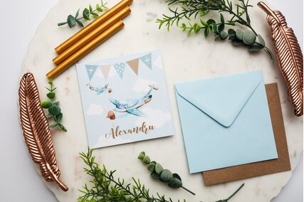 invitatie cu avion si ghirlande