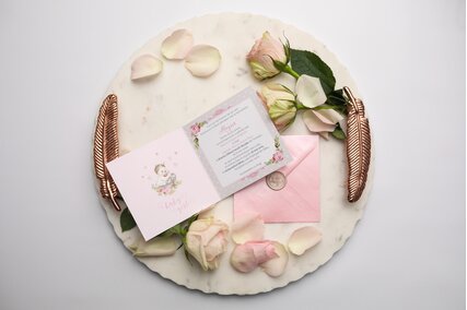 invitatie de botez cu buline si flori