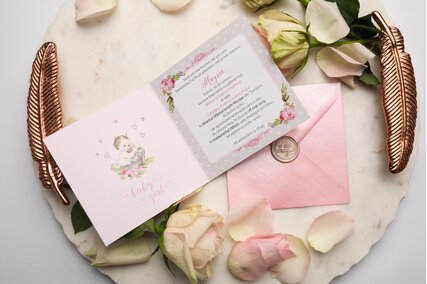 invitatie de botez gri cu roz