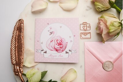 invitatie cu lebada si flori roz