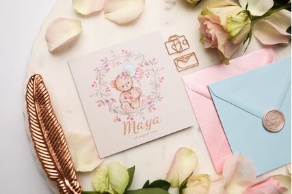 invitatie cu ursulet si ghirlanda de frunze si flori