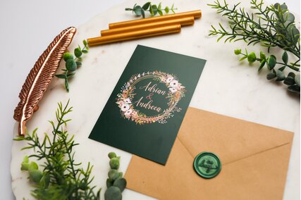 invitatie cu flori de camp si verde