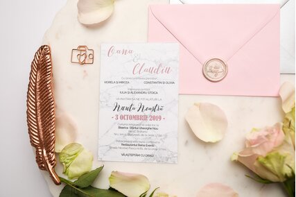 invitatie gri cu roz