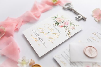 invitatie cu trandafiri si scris auriu