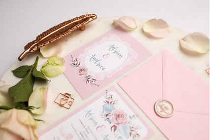 invitatie de nunta roz