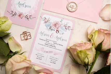 invitatie roz cu flori si bumbac