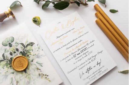 invitatie cu scris auriu