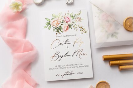 invitatie cu scris folio auriu