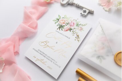 invitatie cu buchet de trandafiri