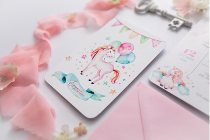 invitatie-de-botez-cu-baloane-si-unicorni