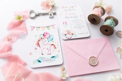 invitatie-cu-unicorni-si-curcubeu