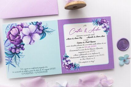 invitatie cu flori mov mari