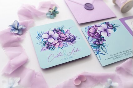 invitatie cu hortensii mov