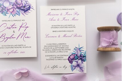 invitatie cu elemente florale lila